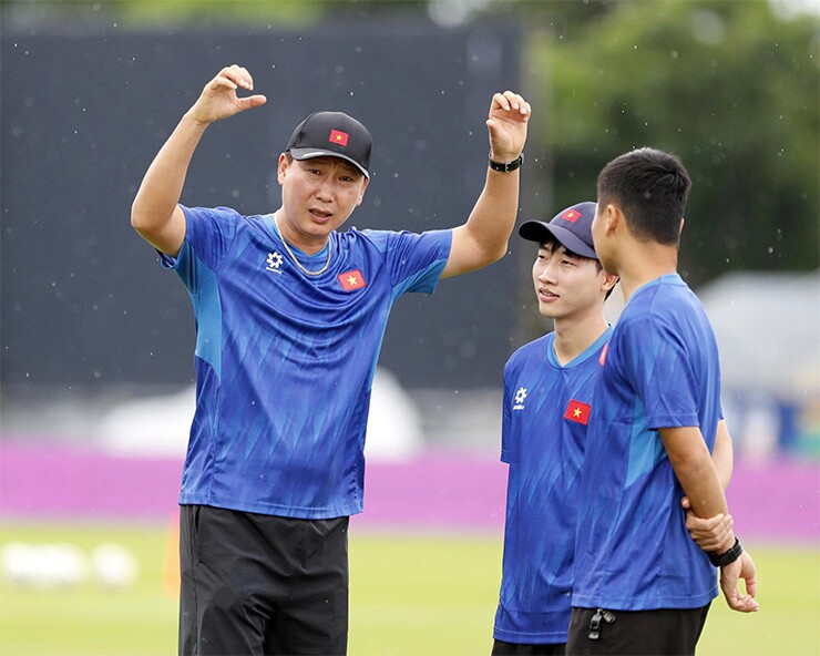 Dù đội nhà thiệt quân, nhưng HLV Kim Sang Sik vẫn cười rất tươi trong suốt buổi tập của ĐT Việt Nam