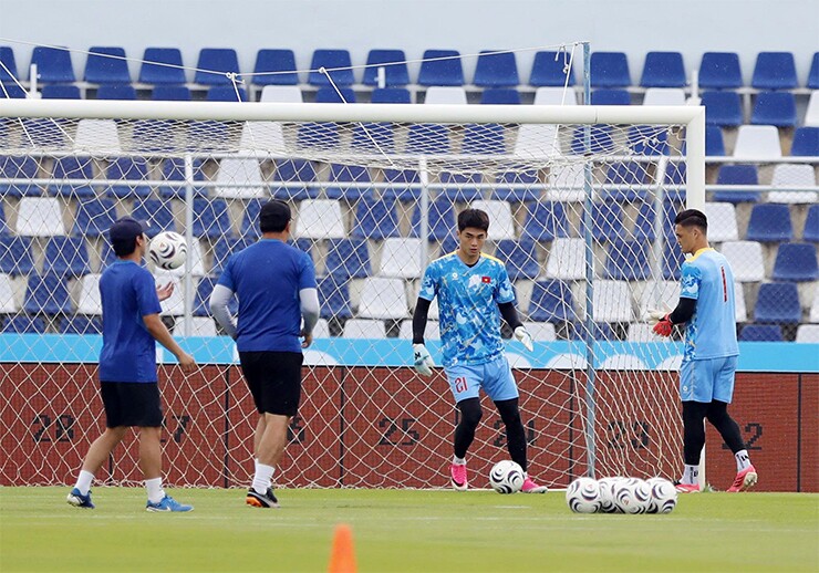 ĐT Việt Nam thiệt quân trước trận mở màn AFF Cup, HLV Kim Sang Sik vẫn cười tươi - 6