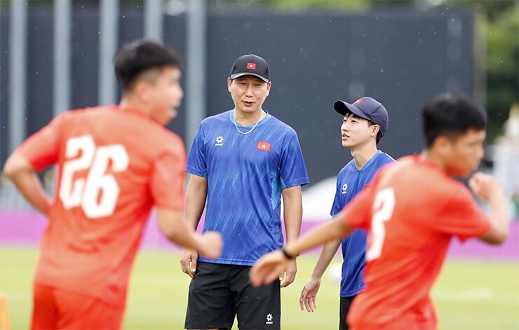 Buổi tập làm quen sân Chonburi của ĐT Việt Nam diễn ra trong thời gian 1 tiếng, trước khi thầy trò HLV Kim Sang Sik nhường sân cho Timor Leste tập luyện